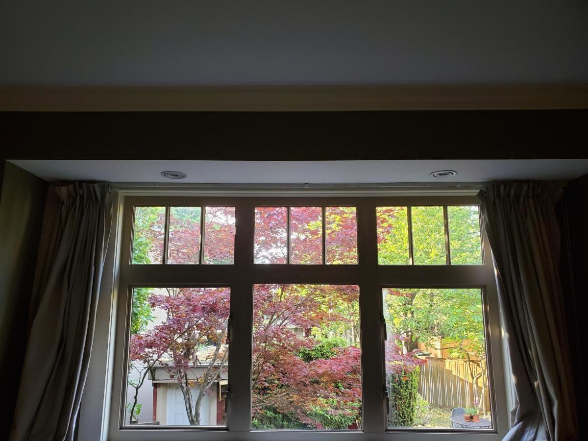Elegant, Sunny Modern Home With Skylights - Kitsilano, Vancouver Exterior photo