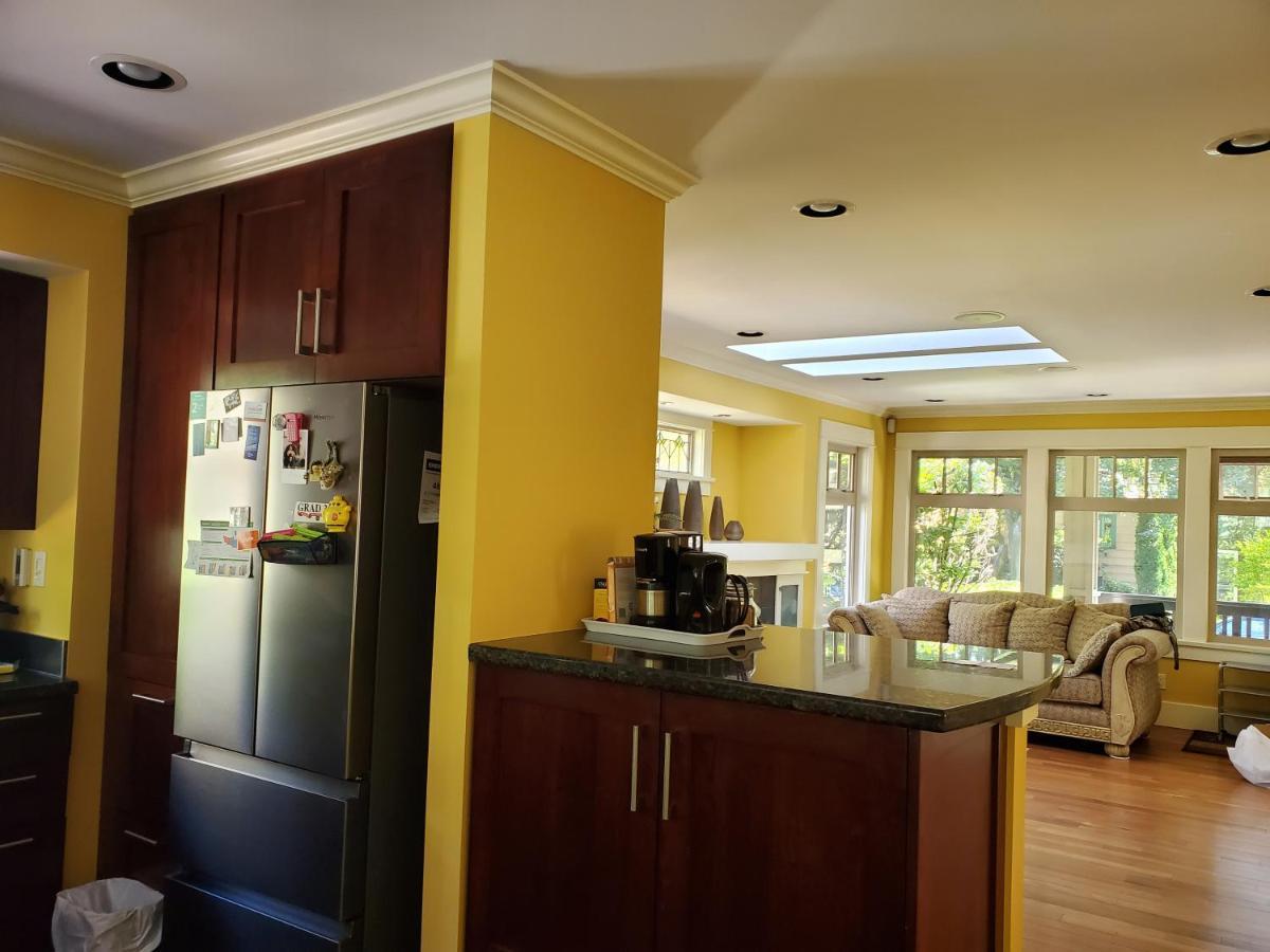 Elegant, Sunny Modern Home With Skylights - Kitsilano, Vancouver Exterior photo